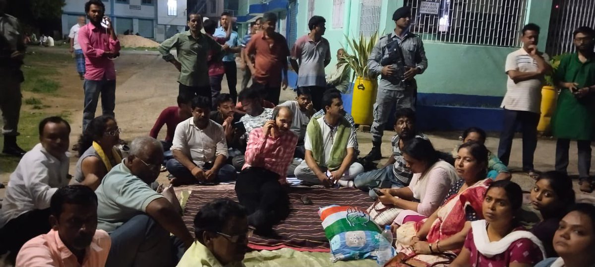 INCWestBengal's tweet photo. To restore #Democracy in #WB, leader of the largest opposition at #LokSabha & @INCWestBengal President @adhirrcinc sat through the entire night for #Satyagraha in front of #BDO office at #Barwan, #Murshidabad.
@INCIndia @kharge @RahulGandhi @Jairam_Ramesh @SupriyaShrinate @ANI https://t.co/qog9Tipfej