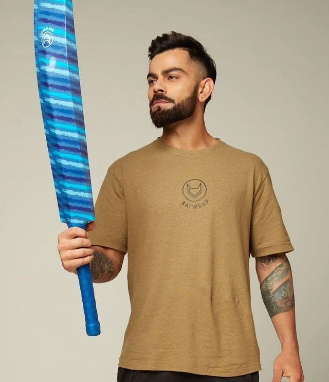 kingkohli18rcb1's tweet photo. Virat Kohli with #batwrap
#ViratKohli𓃵 @imVkohli https://t.co/RWjBLI0vXt