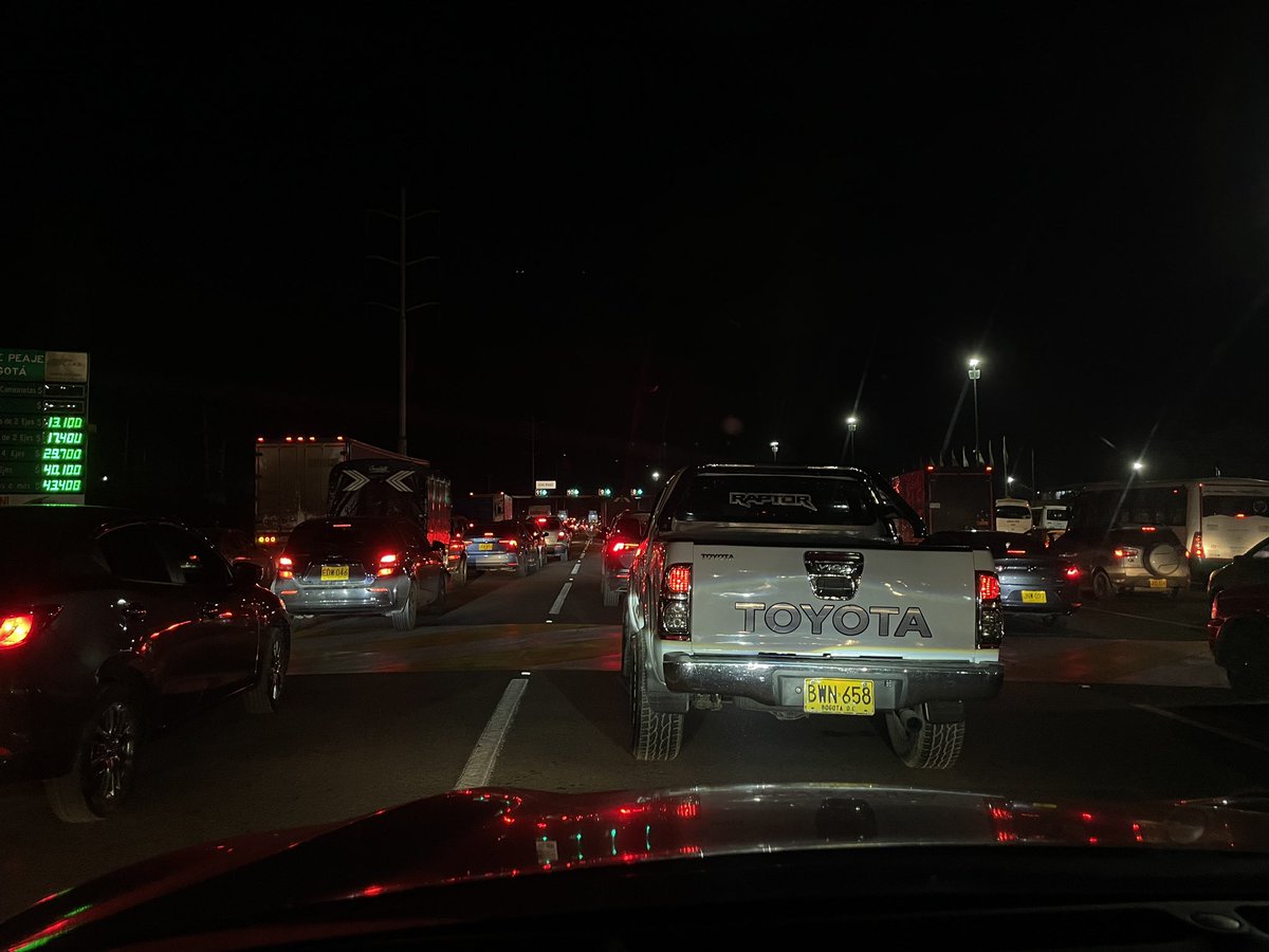 DPizaPinilla's tweet photo. #MeIndignaQue después de 2 horas de trancón por manifestaciones en la 13 llegando al peaje del Río Bogotá, tengamos que aguantarnos otras dos horas para pagar el peaje. ¿Por qué no revivir la Resolución 071 del 8 de enero de 2009 que permitía levantar la talanquera en trancón? https://t.co/e7FkQ1knG9
