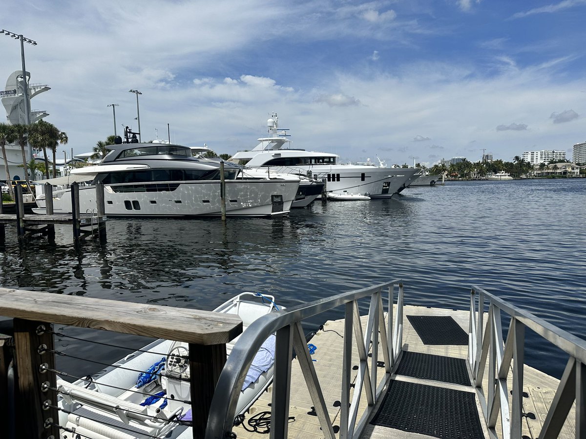 I really do live in Fort Lauderdale and I really do live amongst billionaires.. 😀