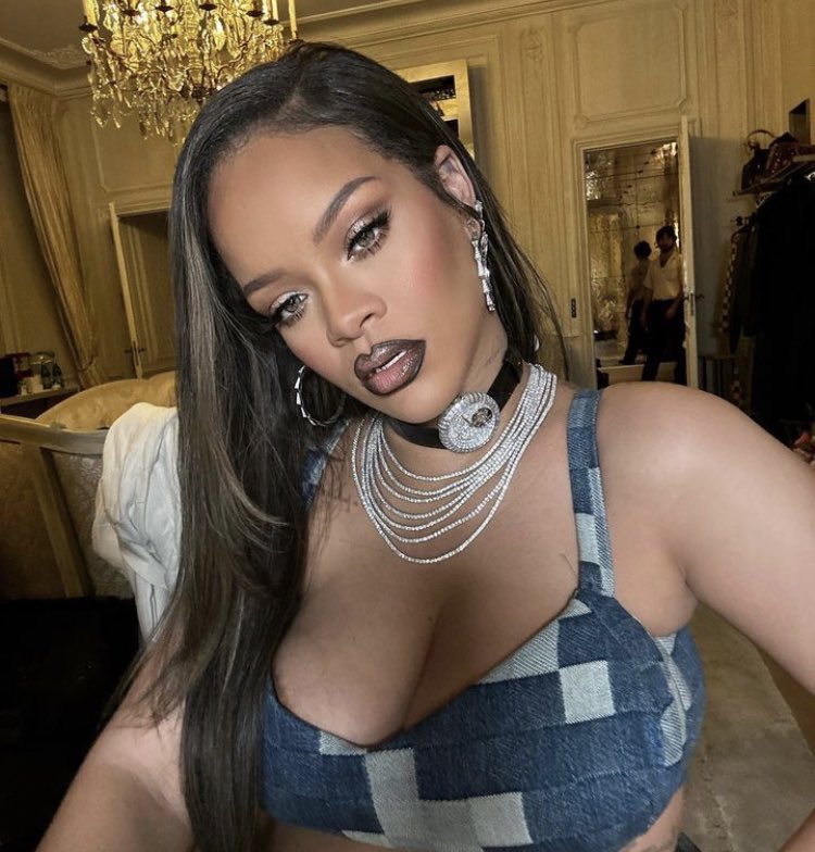 PopCulture2000s's tweet photo. wow rihanna https://t.co/LW8RmRoXfw