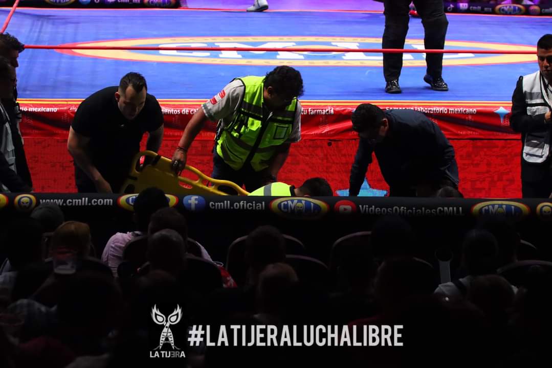 LaTijeraLucha's tweet photo. Las #AmazonasDelCMLL se hacen presentes en los #MartesDeArenaMexico, donde el bando técnico #Skadi, #LaMagnifica y #Vaquerita salen con la mano en alto ante #Metalica, #OlympiA y #Hera,está última resulta con un fuerte golpe debido a un lance y es retirada en camilla...
#latijera https://t.co/Vf7yLhQDSh
