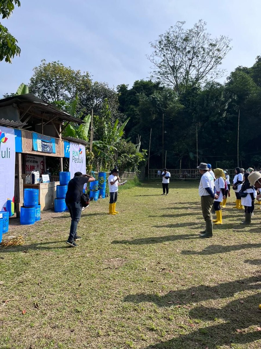 greenerationid's tweet photo. Pagi ini, Greeneration Foundation berkolaborasi dengan  PLN untuk melakukan river clean up di Sungai Cipaganti. Yuk, lihat keseruannya! https://t.co/tWCzpaZJxG