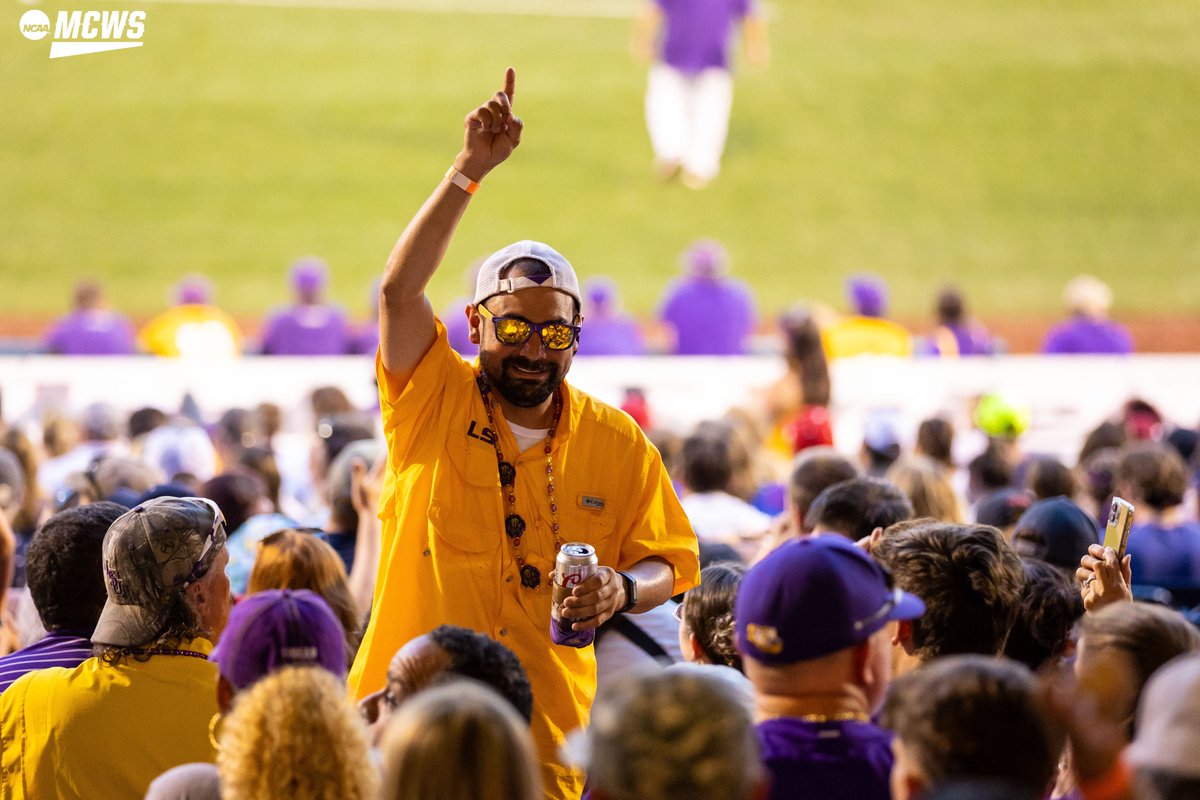 NCAABaseball's tweet photo. Ain't no party like a Baton Rouge party in Omaha!

#MCWS x @LSUbaseball https://t.co/ZLJS3zQPmR