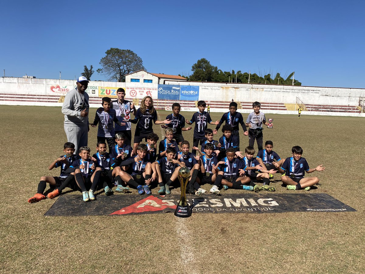 mec_oficial's tweet photo. ÉÉÉÉ CCCAAAMMPEEEÃÃÃÃÃOOOOO!!! 🏆

Os garotos do MEC Sub-13 conquistaram o JOJU 2023, após vencer os donos da casa o 23 de setembro por 2 a 1 com gols de @maykegabriel_11 e @victor_hugo_domingues_dias . 🏆⚽️

Parabéns aos meninos e a todos os envolvidos nessa grande conquista. https://t.co/Rq6JNWUGn4