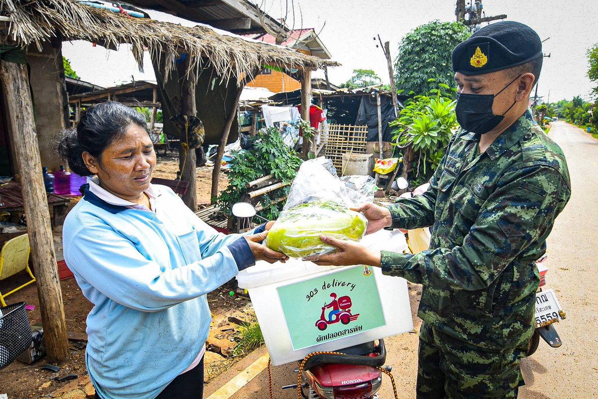 army2pr's tweet photo. ร.3 พัน.3 จัดชุด ชป.กร.ของหน่วย แจกจ่ายผักสวนครัวจากโครงการทหารพันธุ์ดี ร.3 พัน.3 ให้กับประชาชน เพื่อนำไปประกอบอาหารลดรายจ่ายภายในครัวเรือน ณ บ.พระยอดเมืองขวาง ม.10 ต.กุรุคุ อ.เมือง จ.นครพนม
#ArmyDelivery https://t.co/yu42683UWx