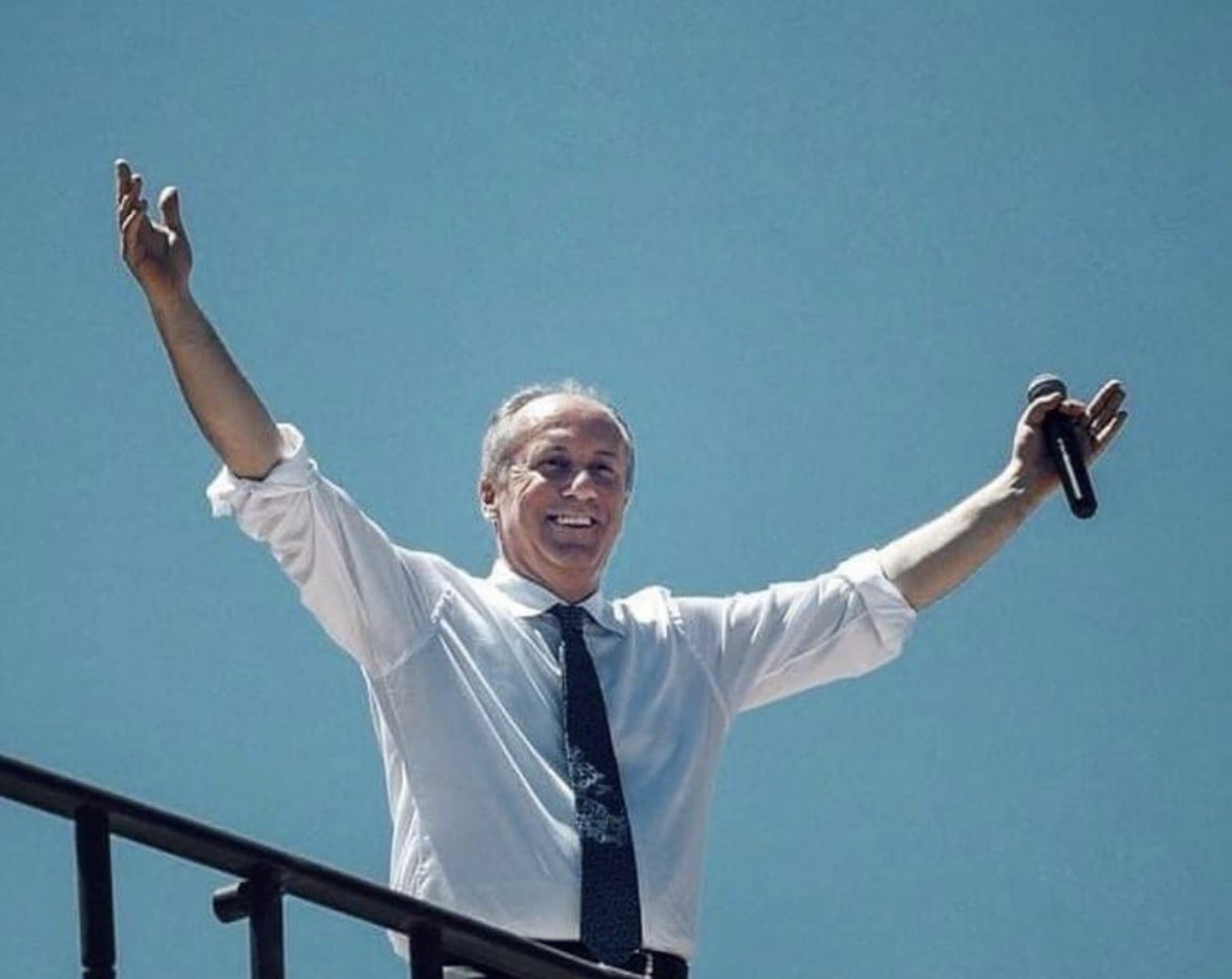 Gülüşünü görünce gökyüzü daha mavi, güneş daha bir parlak ve sıcak. 

Sana yapılanlar bize yapıldı. Asla yalnız yürümeyeceksin! 
Canım başkan 💙 (galiba müridiyim😂)