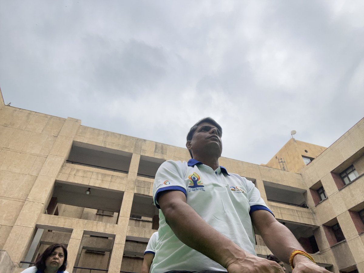 व्यायामात् लभते स्वास्थ्यं दीर्घायुष्यं बलं सुखं।
आरोग्यं परमं भाग्यं स्वास्थ्यं सर्वार्थसाधनम् ॥