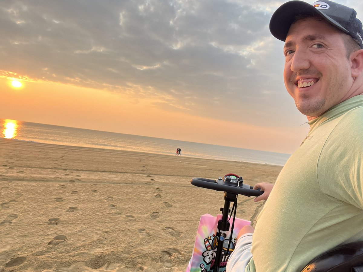 overcomeyours's tweet photo. This past weekend I decided to extend my vacation one more day but soon after rebooking my room, my plans for the night unexpectedly fell through. So I decided to make the most of it and woke up the next day to watch the sunrise before heading home. https://t.co/uFGdyisxNb