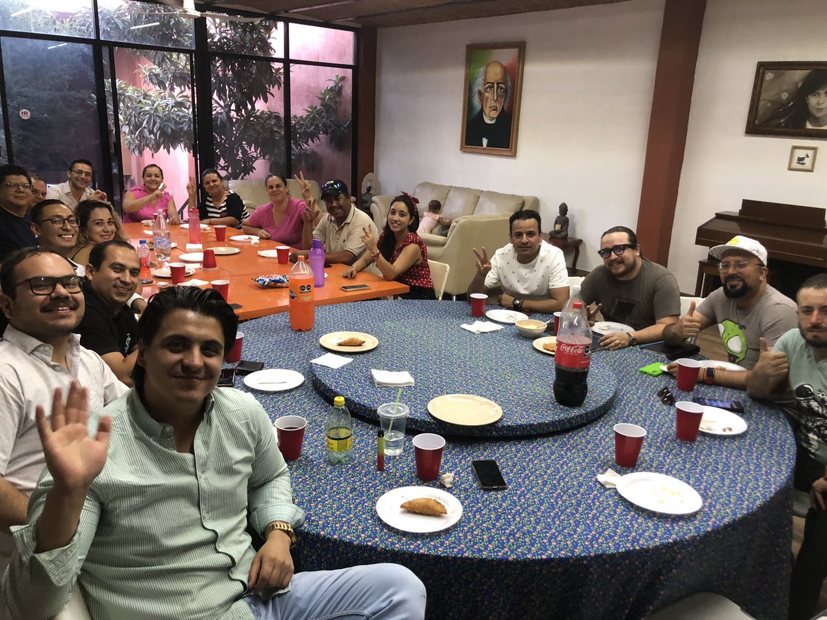 HugoReneOficial's tweet photo. Buena tertulia con los amigos !!!! https://t.co/sLlJITSzcj