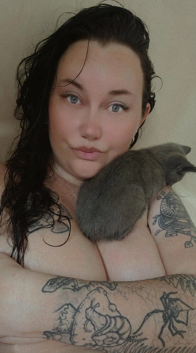 <a href="/GeekWhoreAnnie/">Annie Jaye</a> 
Who else can't take a damn bath alone?