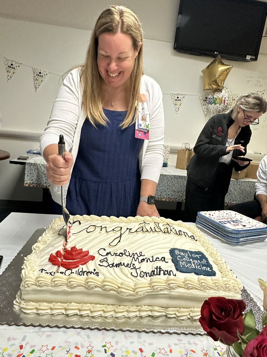 Excited to celebrate the graduation of our largest group of fellows and future faculty! 🎉🥰 Love our 🫘 fam! ❤️<a href="/ThadaniSameer/">Sameer Thadani</a> <a href="/MonicaVivek/">Monica Rairikar</a> <a href="/jchawlz/">Jonathan Chawla, MD</a>