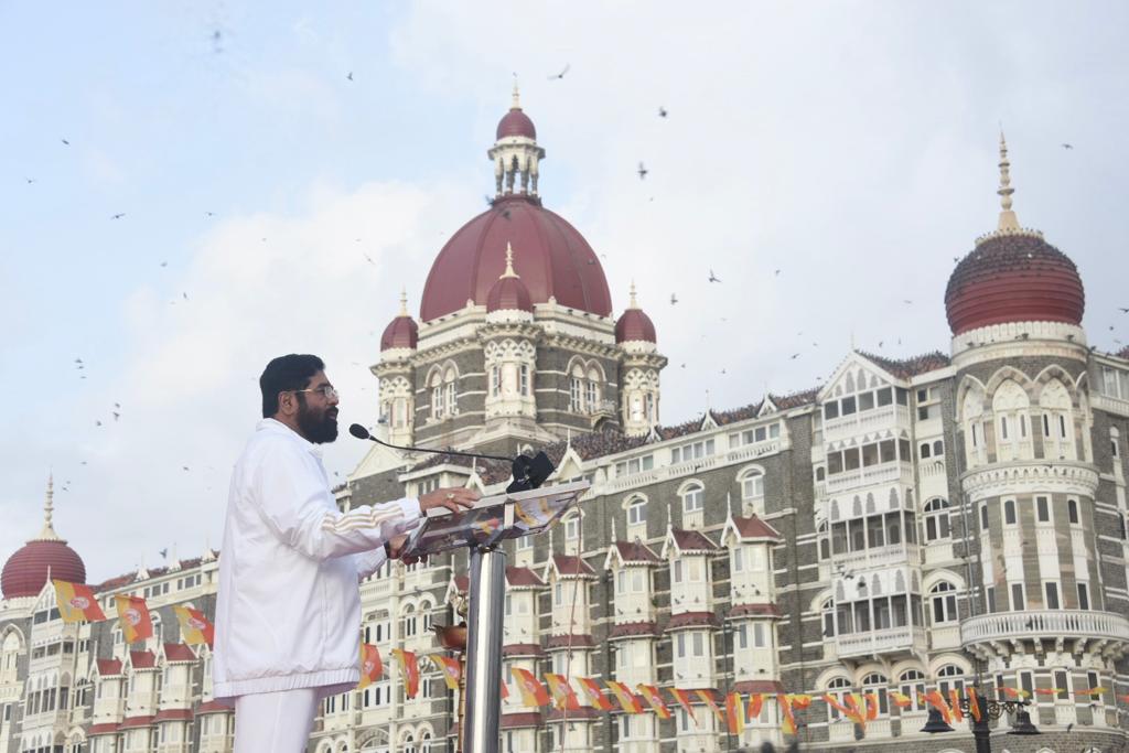 CMOMaharashtra's tweet photo. गेट वे ऑफ इंडिया येथे मुंबई बंदरे प्राधिकरण आणि विविध केंद्रीय विभागांच्या वतीने आयोजित #आंतरराष्ट्रीययोगदिन कार्यक्रमास मुख्यमंत्री @mieknathshinde , केंद्रीय वाणिज्य आणि उद्योग मंत्री @PiyushGoyal  उपस्थित होते. 
धकाधकीच्या जीवनामध्ये योग ही काळाची गरज असून योग ही लोकचळवळ झाली पाहिजे. देशाचे प्रधानमंत्री श्री. नरेंद्र मोदी यांच्या प्रयत्नांमुळे भारताची योगसाधना आंतरराष्ट्रीय स्तरावर पोहोचली आहे असे सांगून योग करा, स्वस्थ रहा, निरोगी रहा असे आवाहनही मुख्यमंत्री श्री. शिंदे यांनी यावेळी केले.
#InternationalDayofYoga2023