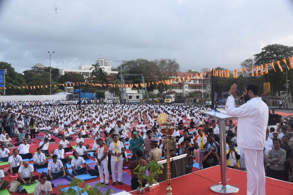 CMOMaharashtra's tweet photo. गेट वे ऑफ इंडिया येथे मुंबई बंदरे प्राधिकरण आणि विविध केंद्रीय विभागांच्या वतीने आयोजित #आंतरराष्ट्रीययोगदिन कार्यक्रमास मुख्यमंत्री @mieknathshinde , केंद्रीय वाणिज्य आणि उद्योग मंत्री @PiyushGoyal  उपस्थित होते. 
धकाधकीच्या जीवनामध्ये योग ही काळाची गरज असून योग ही लोकचळवळ झाली पाहिजे. देशाचे प्रधानमंत्री श्री. नरेंद्र मोदी यांच्या प्रयत्नांमुळे भारताची योगसाधना आंतरराष्ट्रीय स्तरावर पोहोचली आहे असे सांगून योग करा, स्वस्थ रहा, निरोगी रहा असे आवाहनही मुख्यमंत्री श्री. शिंदे यांनी यावेळी केले.
#InternationalDayofYoga2023