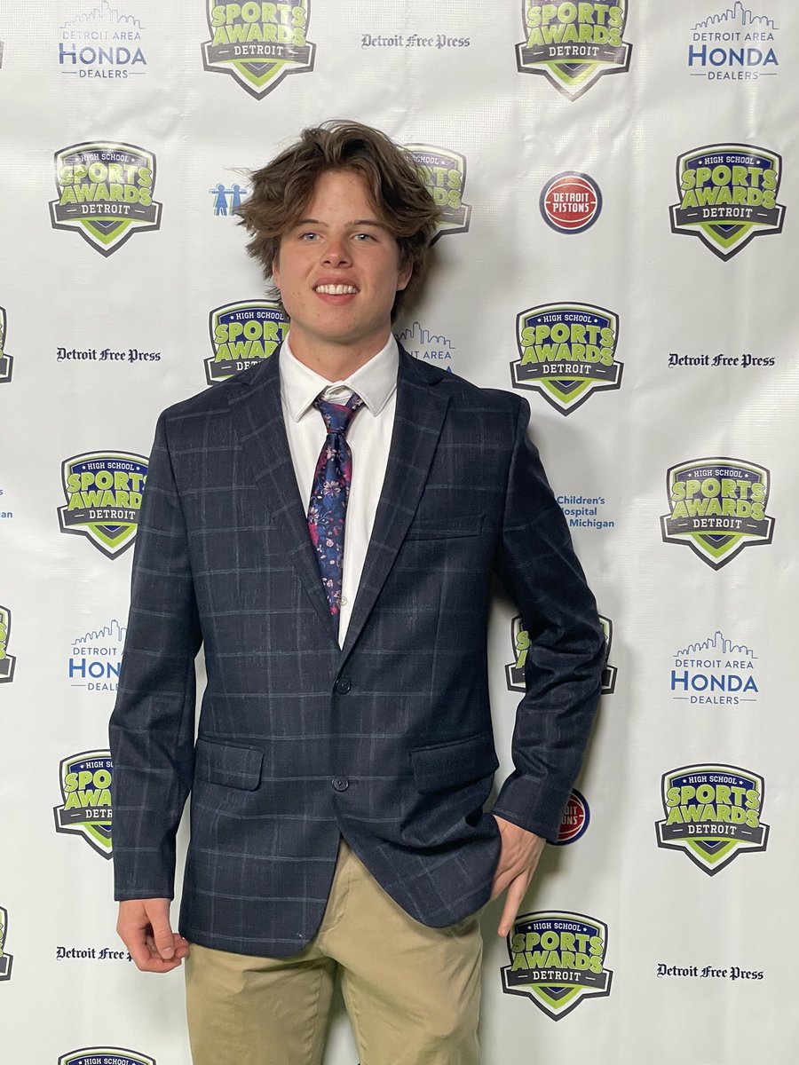 NDPMA's tweet photo. Congratulations to our Teegan McLeod NDP’23, who tonight was named the Boys Skier of the Year at the 2023 Detroit High School Sports Awards ceremony held at the Fillmore Detroit! #GoIrish🍀 #freep https://t.co/v5uZyhfLbk