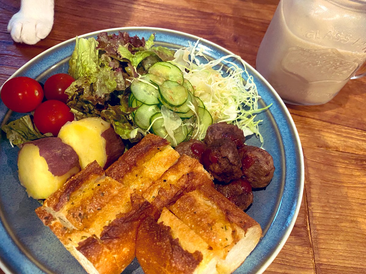 昨日お母さんがガーリックトーストくれたのでお昼にサラダとIKEAミートボールと共に頂きます😋✨

※お猫様に狙われてます🐈🐈‍⬛

#お昼ごはん
#ランチ
#ガーリックトースト
#サラダ
#IKEA
#ミートボール