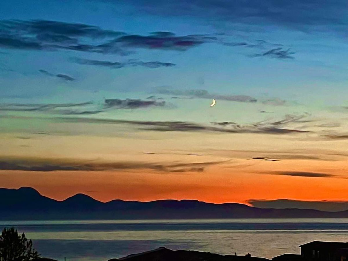 Oidhche mhath folks, enjoy what's left of your day. I'll see you tomorrow, be safe and sleep well. 
1. Carr Beacon, Seacliff, East Lothian. 
2. Eriskay Shoreline, find the cat hiding?
3. The ancient burial site of Cairnpapple in the Bathgate Hills. 
4. New moon rising over Jura