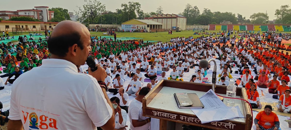 HarishD_BJP's tweet photo. अंतरराष्ट्रीय योगा दिवस पर आज बस्ती के शहीद सत्यवान सिंह स्टेडियम में भव्य योगाभ्यास कार्यक्रम का आयोजन किया गया जिसमें बस्ती के हजारों नागरिकों ने योगाभ्यास कर इस कार्यक्रम को चार चांद लगाया।
 उक्त कार्यक्रम में विश्व के लोकप्रिय नेता एवं भारत के माननीय प्रधानमंत्री श्री नरेंद्र मोदी जी के विचारों को सुना। कार्यक्रम में जिला पंचायत अध्यक्ष संजय चौधरी मंडलायुक्त बस्ती जिला अधिकारी बस्ती सहित जिले के आमजन एवं प्रशासनिक अधिकारी मौजूद रहे।@blsanthosh @Bhupendraupbjp
