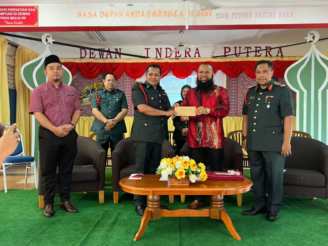 SEK KEB CHE DERIS menerima sumbangan dari Dato Mohamad Azlan selaku Ketua Kumpulan Pengurusan Haji Land Berhad.

Sumbangan di berikan kepada wakil sekolah.

#csrhajiland 
#hajilandberhad 
#landdeveloper 
#land 
#property 
#pendidikan 
#tanahlotgeranindividu