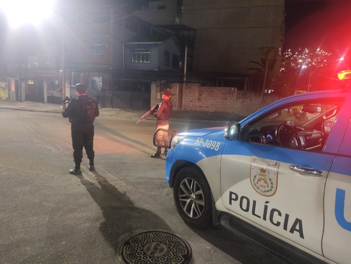 PMERJ's tweet photo. Policiais da #UPPChatuba posicionados na rua Bento Cardoso com Jacaraú, na #Penha.
#ServireProteger https://t.co/2C7xoepKK6