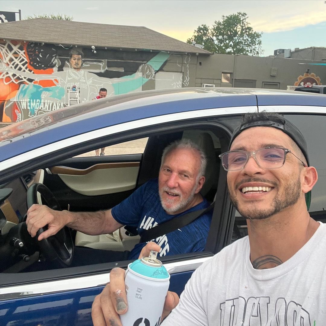 Gregg Popovich pulled up to a Spurs fan painting a mural of Victor Wembanyama 🎨 

(via colton_valentine_/IG)