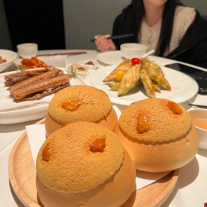 In love, two people can stay together for a long time or not is very important, but for food lovers, three meals are more important.