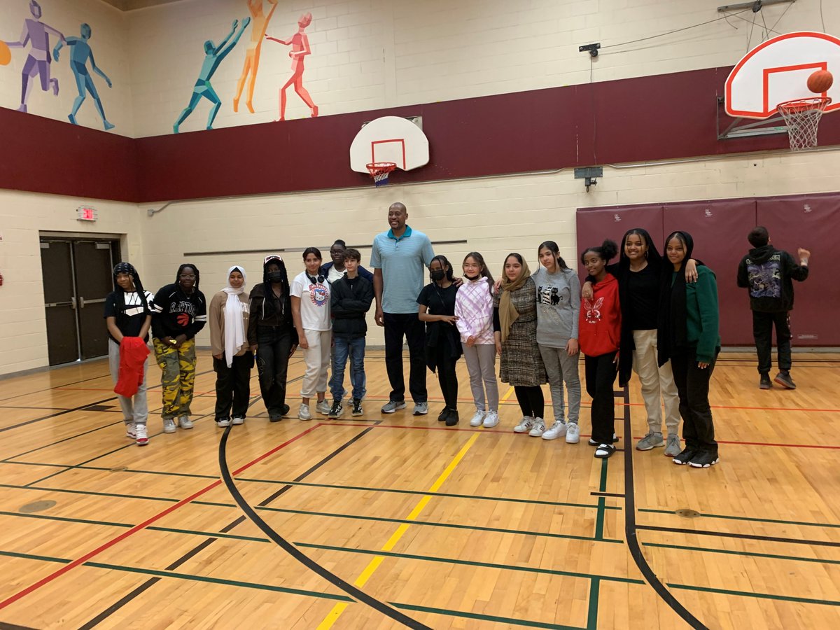 Look who stopped by @ValleyParkMS today...@jamaalmagloire @Raptors! What a great delight to have you inspire our students and staff! #CommunityAmbassador @LC2_TDSB @tdsb