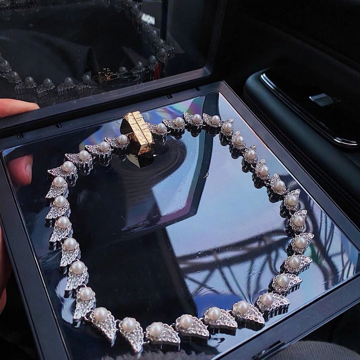 EvoLuminix's tweet photo. EvoLuminix
π€
The beauty of pearls is self-evident.
#evoluminix #accessories #jewelry #unnisexfashion #unnisexstyle #design #necklace #cashewflower #pearl https://t.co/1AeTNuMrZv