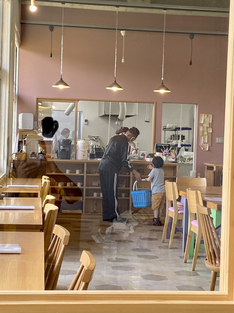 nasuhiroba's tweet photo. ＃那須まちづくり広場　には、「＃放課後等デイ」など、子ども達の日中の暮らしの場にもなっています。
お昼のおかずを受け取りにカフェにやってきた子とスタッフさん。他人様に褒めてもらえる時間。また、高齢者もそれを優しい目で見て、時に声をかける。それを見た人が微笑む。広場は、そんな場所。 https://t.co/woSZOHwtzw