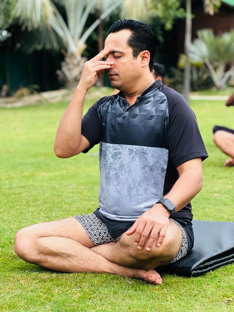 DrVivekBindra's tweet photo. फोटो आज डाल रहा हूँ, इसका मतलब यह नहीं की केवल आज ही योग किया है.. व्यायाम और प्राणायाम मेरे जीवन का अभिन्न हिस्सा है । आप सबको भी अंतरराष्ट्रीय योग दिवस की बधाई ।

#InternationalDayofYoga2023 #YogaDay #YogaForHealth #DrVivekBindra https://t.co/HefwIVTwxt