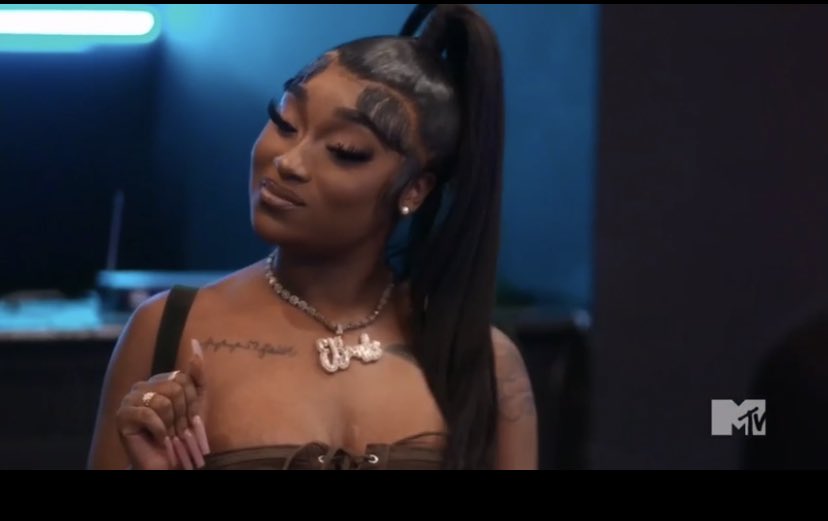 Nah, y’all need to stop over doing the “baby hairs” it’s on your eyebrows wtf is this.  #LHHATL there’s no way she looked in the mirror and said yes this is cute