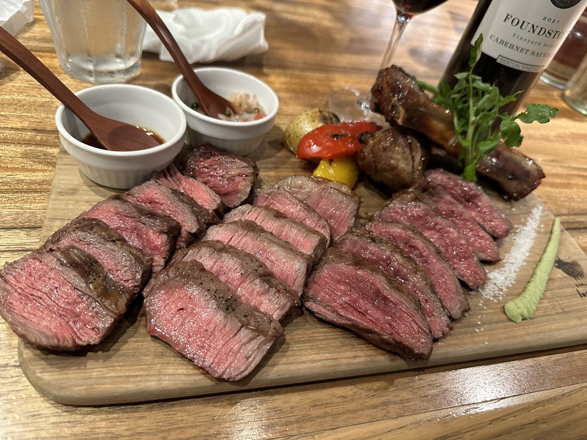 sakekyouhayato's tweet image. 人間ドック終わり、池袋で昼から肉を食らってます。ランチメニュー無視でもちろんワインボトル頼んで1人異質な空気かもしてますwww
#log50