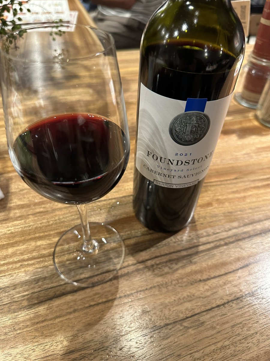 sakekyouhayato's tweet image. 人間ドック終わり、池袋で昼から肉を食らってます。ランチメニュー無視でもちろんワインボトル頼んで1人異質な空気かもしてますwww
#log50