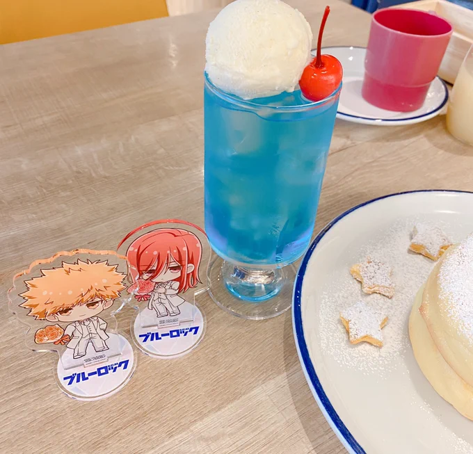 息子(1)を連れてのパンケーキ撮影、あまりにも困難すぎた元々撮影上手くないけど(1)がいるだけで本当に無理、まじで無理(静止画じゃ伝わらないけどテーブルが揺れています)パンケーキは半分以上(1)に食べられた𓌉𓇋 飲み物だけは死守した…いつもはメロンソーダ派だけどブルーにした𖠚໊ 