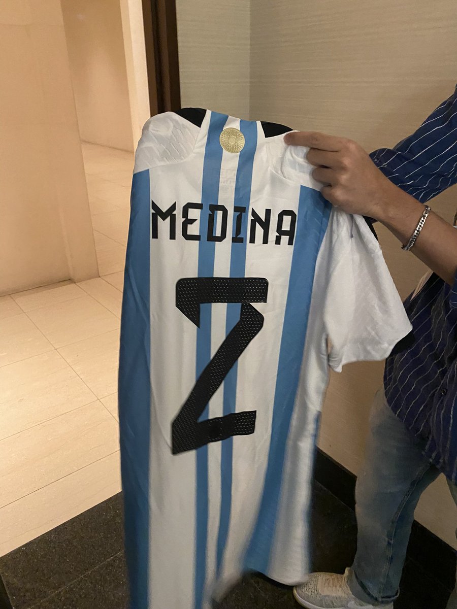 Salah satu pekerja Indonesia vs Argentina dikasih Match Issue Medina oleh salah satu pemain Argentina 🔥 

+ Full Signed