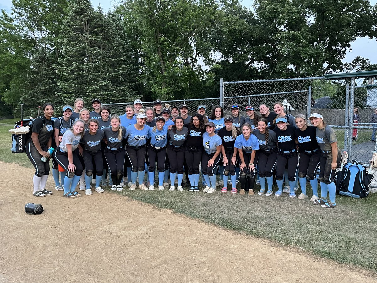 A nice send off this evening for ⁦<a href="/ILChillGold/">Chill Gold Softball</a>⁩ 's Brooke Klosowicz. Brooke attended her last Tue night practice before she begins her matriculation as a student athlete at Penn State.  Thank you Brooke for your six years of loyal service and best of luck always!