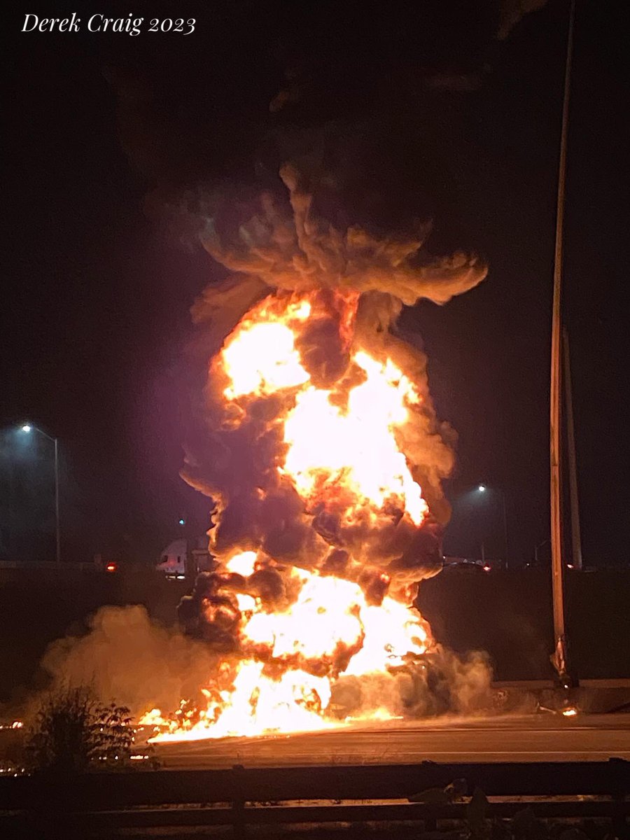 #HappeningNow Pickering Fire along with mutual aid from Ajax and Toronto Fire on scene of a large tanker truck collision and fire

#Pickering

@pickeringfirefc @ChiefPeggTFS @TPFFA