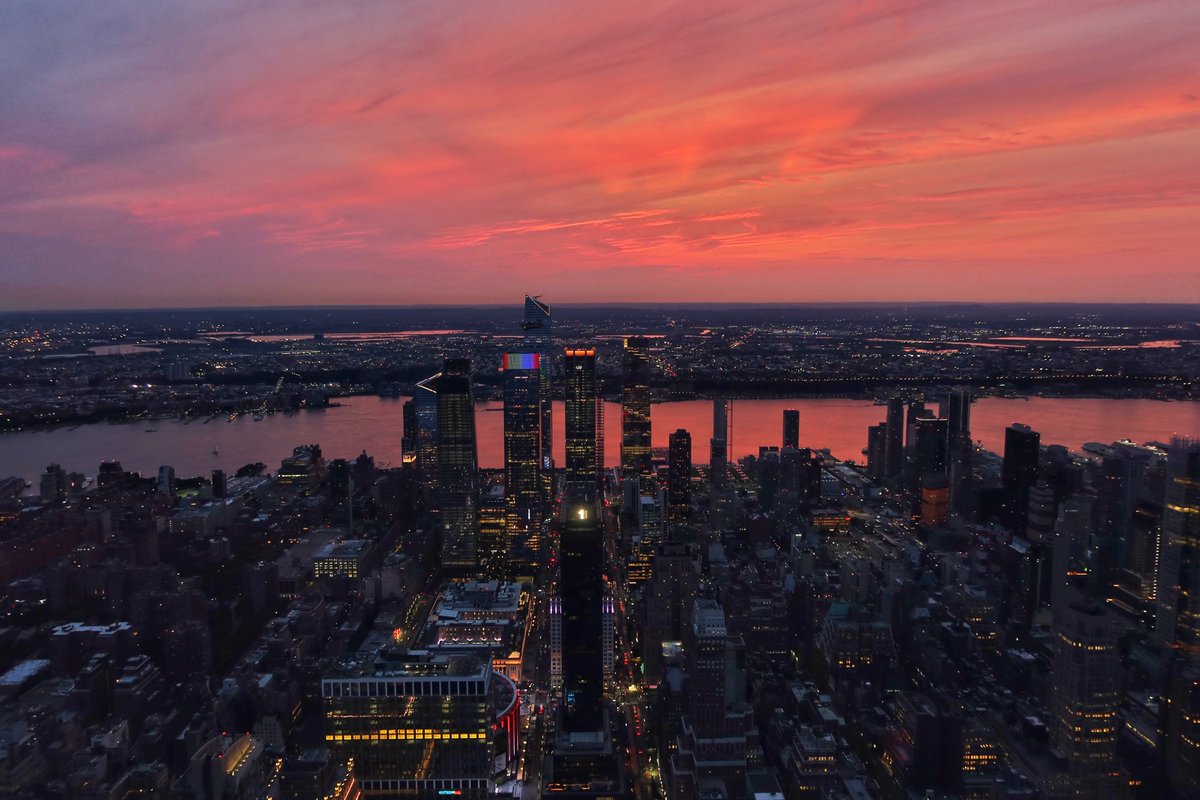 Sunset views on the final day of spring from the 102nd floor observation deck at the Empire State Building in New York City, Tuesday evening #newyork #newyorkcity #nyc @EmpireStateBldg #esbvip @agreatbigcity #sunset