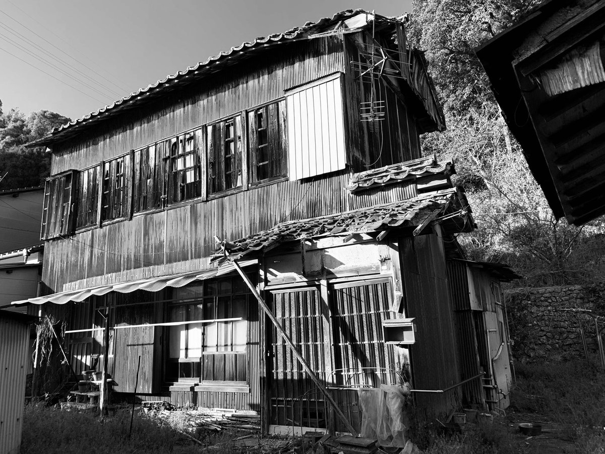 Abandoned house.

#Abandonedhouse
#Oldhouse
#廃屋
#Monochromephotograph
#Blackandgrayphoto