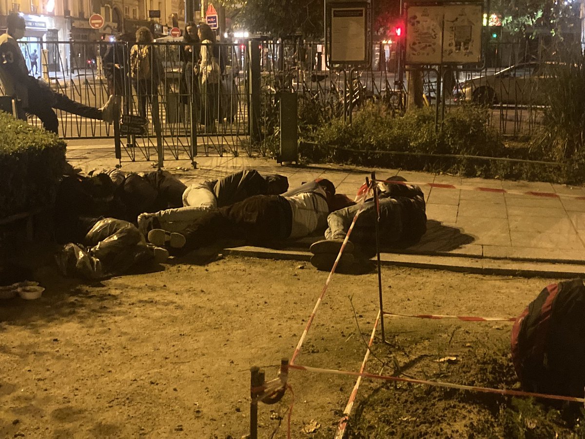 5h00 du matin, les jeunes ont fini dans un parc à même le sol,sans tente ni couverture, dans 1h30 ils se feront à nouveau expulser sans qu’aucune solution ne soit proposée. À la violence de la police s’ajoute celle d’une nouvelle errance.