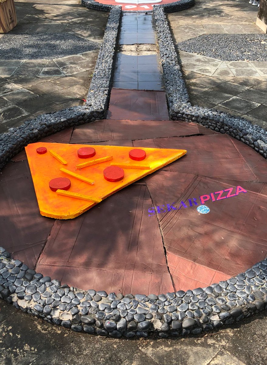 David120104's tweet photo. nothing better than having fun with 🍕   @komunikasiumy #Funtasticom2 #Funtasticom #Constantine https://t.co/cpWYOEMY0C