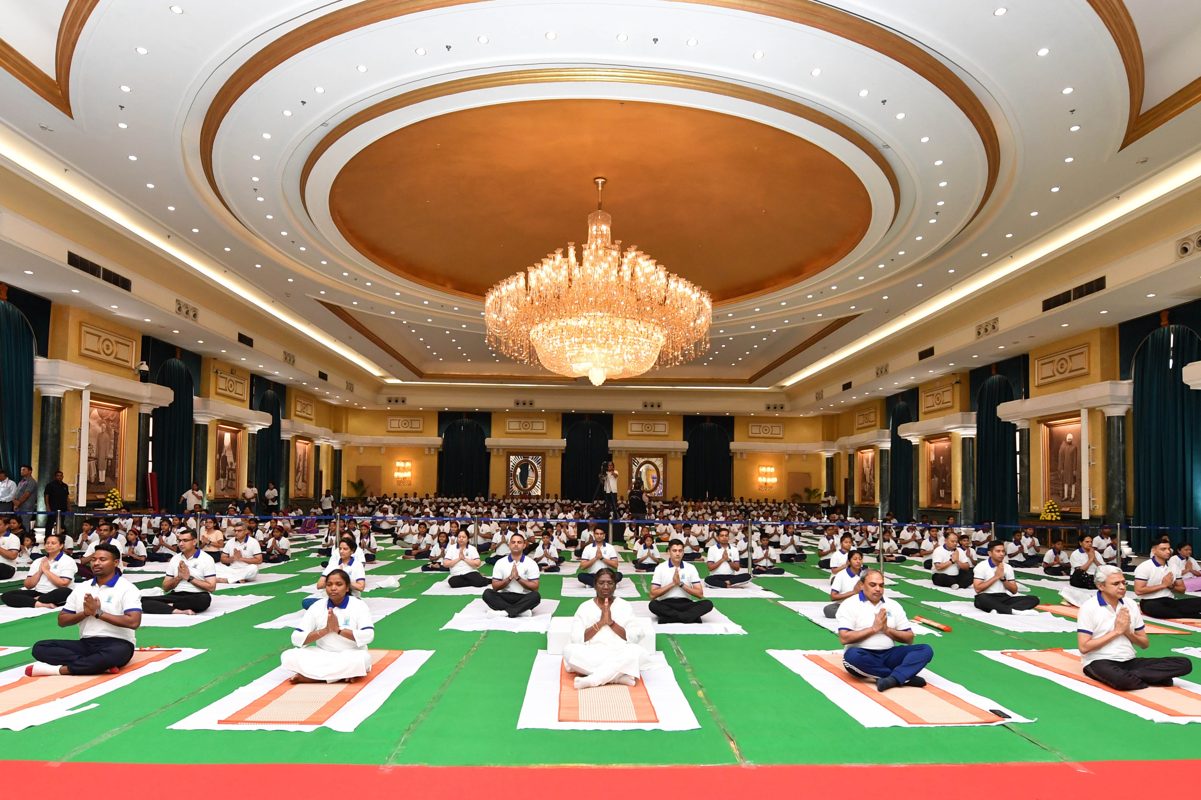 राष्ट्रपति द्रौपदी मुर्मू ने राष्ट्रपति भवन में किया योग President Draupadi Murmu did yoga at Rashtrapati Bhavan