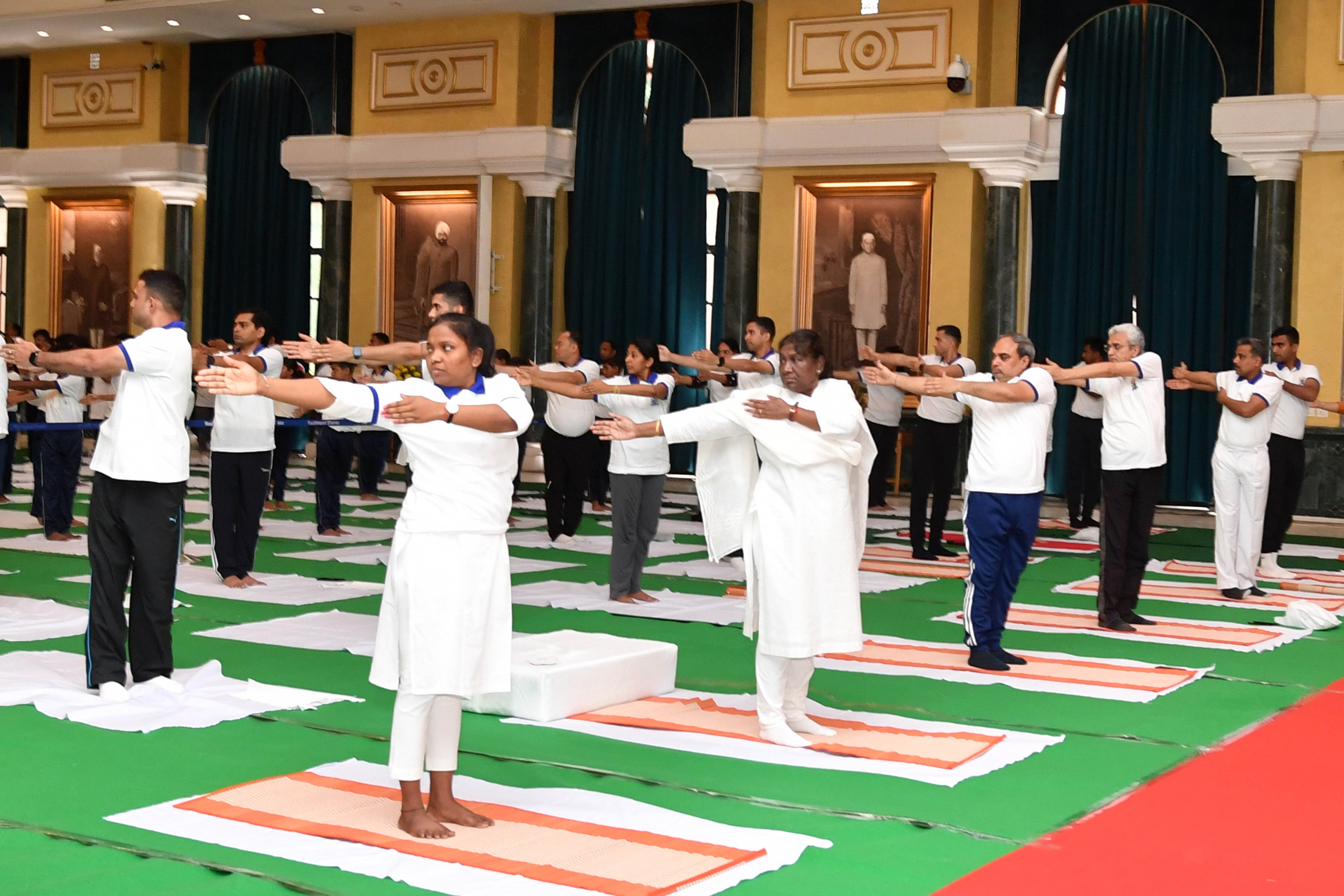 राष्ट्रपति द्रौपदी मुर्मू ने राष्ट्रपति भवन में किया योग President Draupadi Murmu did yoga at Rashtrapati Bhavan