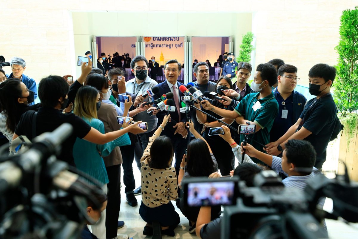 chaturon's tweet photo. รายงานตัวเรียบร้อย เป็นสส.เต็มตัวแล้ว พร้อมทำงานครับ #สมาชิกสภาผู้แทนราษฎรรายงานตัว https://t.co/6GwuMOYkIT