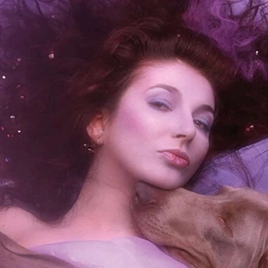 🚨 Graças a Stranger Things, a música “Running Up That Hill”, de Kate Bush, se tornou a primeira canção da década de 80 interpretada por uma mulher a ultrapassar 1 bilhão de streams no Spotify.