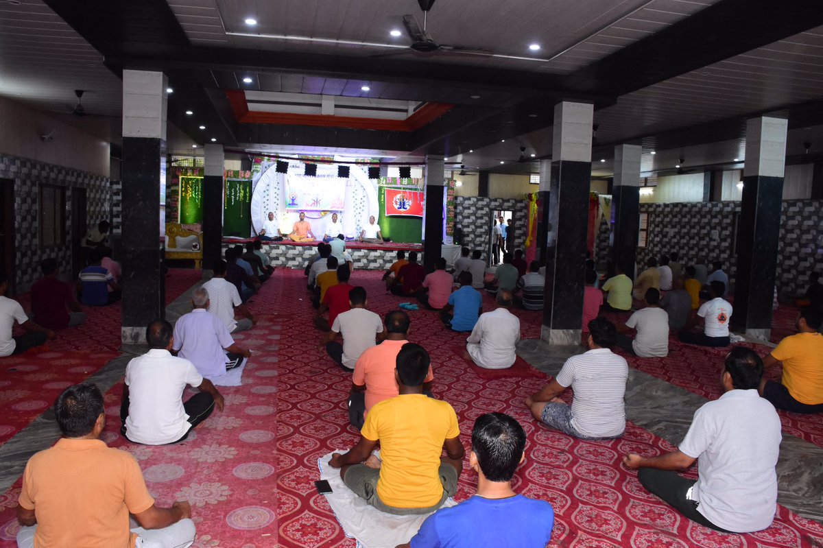 Mahantkaushlen2's tweet photo. अंतरराष्ट्रीय योग दिवस को अवसर पर श्री नाथ बाबा विकास सेवा ट्रस्ट द्वारा आयोजित योग शिविर
करे योग रहे निरोग स्वस्थ शरीर में ही स्वस्थ मस्तिष्क  का वास होता है https://t.co/rbSwpgV21Z