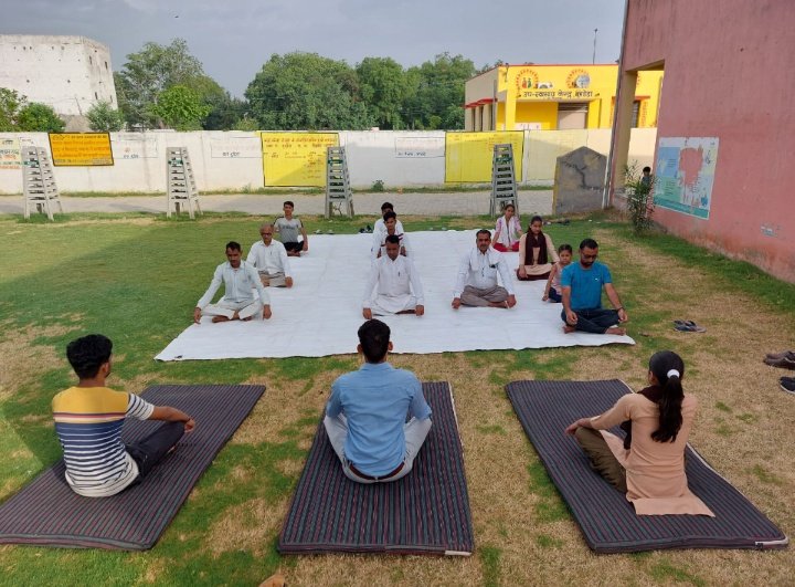 Cho_rakesh_ji's tweet photo. स्वस्थ रहे.. खुश रहे
#Hwc_bureda
#YogaDay2023 
#InternationalDayofYoga2023 
#WHO https://t.co/jhhyKM4eiS