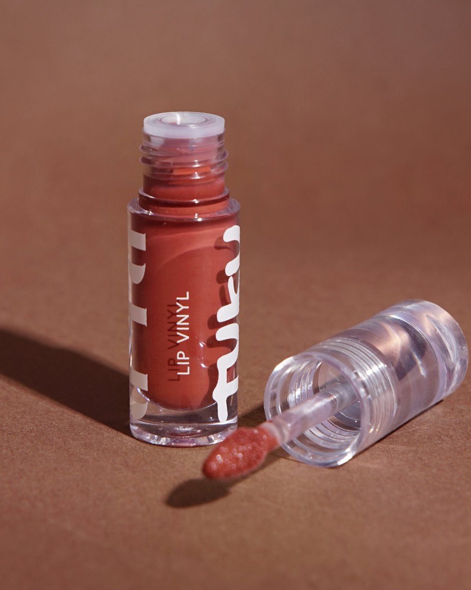 blpbeauty's tweet photo. Sekarang gilirannya kita kenalan sama warna-warna #LipVinylBLP di kolaborasi #BLPxTUKU ini!

1. Mocha: Warna cokelat kemerahan yang bikin bibir kamu keliatan full dalam 1 swipe aja! 😍 https://t.co/H3SvGoCZlL