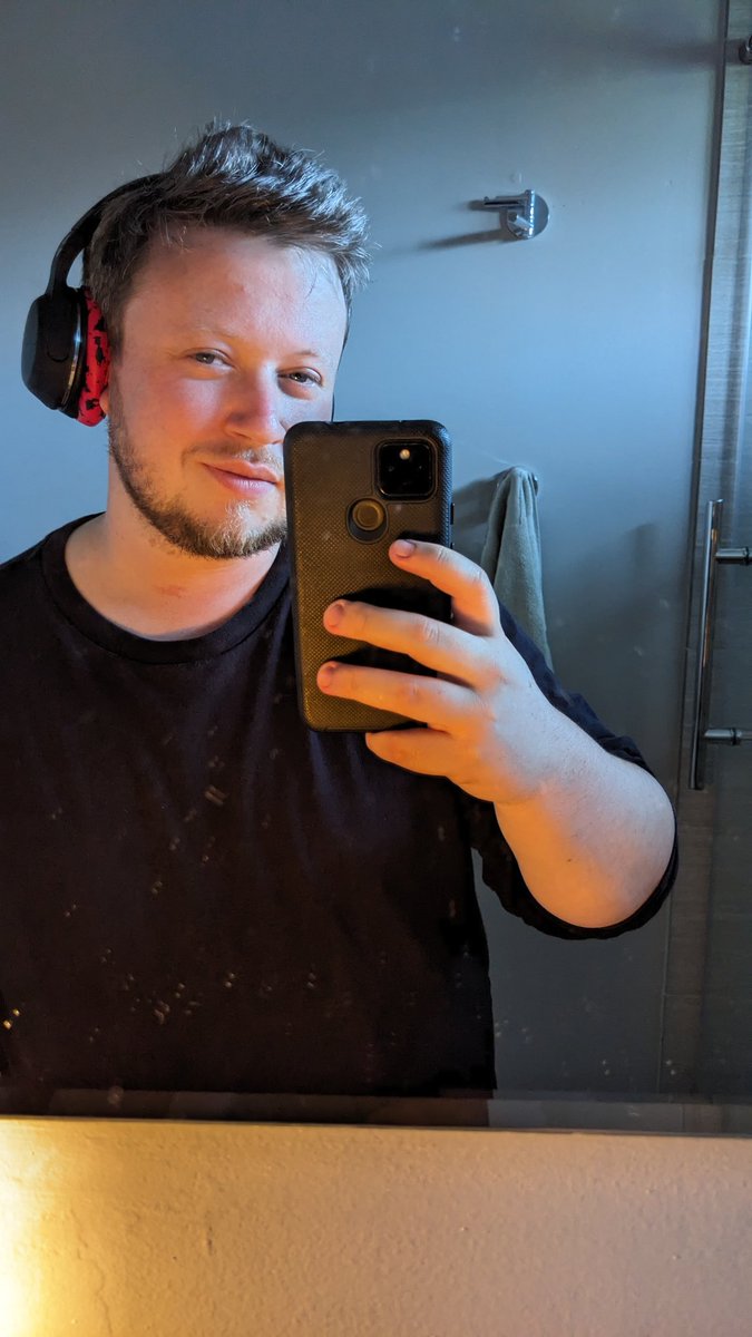RaphaelHoult's tweet photo. Uhh.... myself.

That's dark. https://t.co/ZkF5w8gkyQ