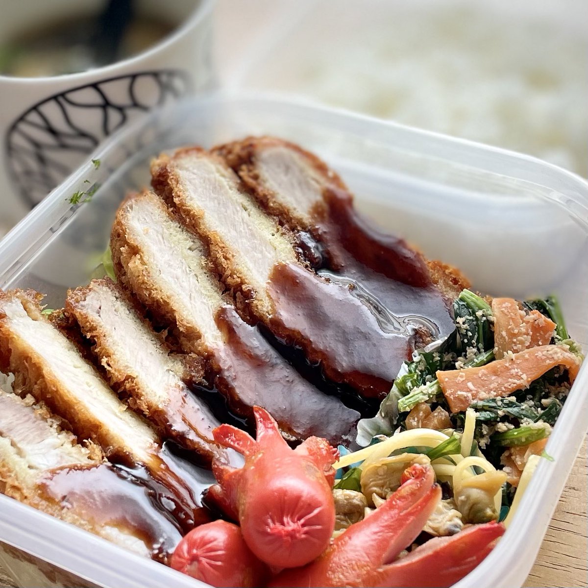 とんかつ弁当🍱このタッパじゃないと全部入りきらないwソースのシズル感がジュルジュル♪